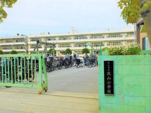 流山市立流山小学校：徒歩10分（753ｍ）